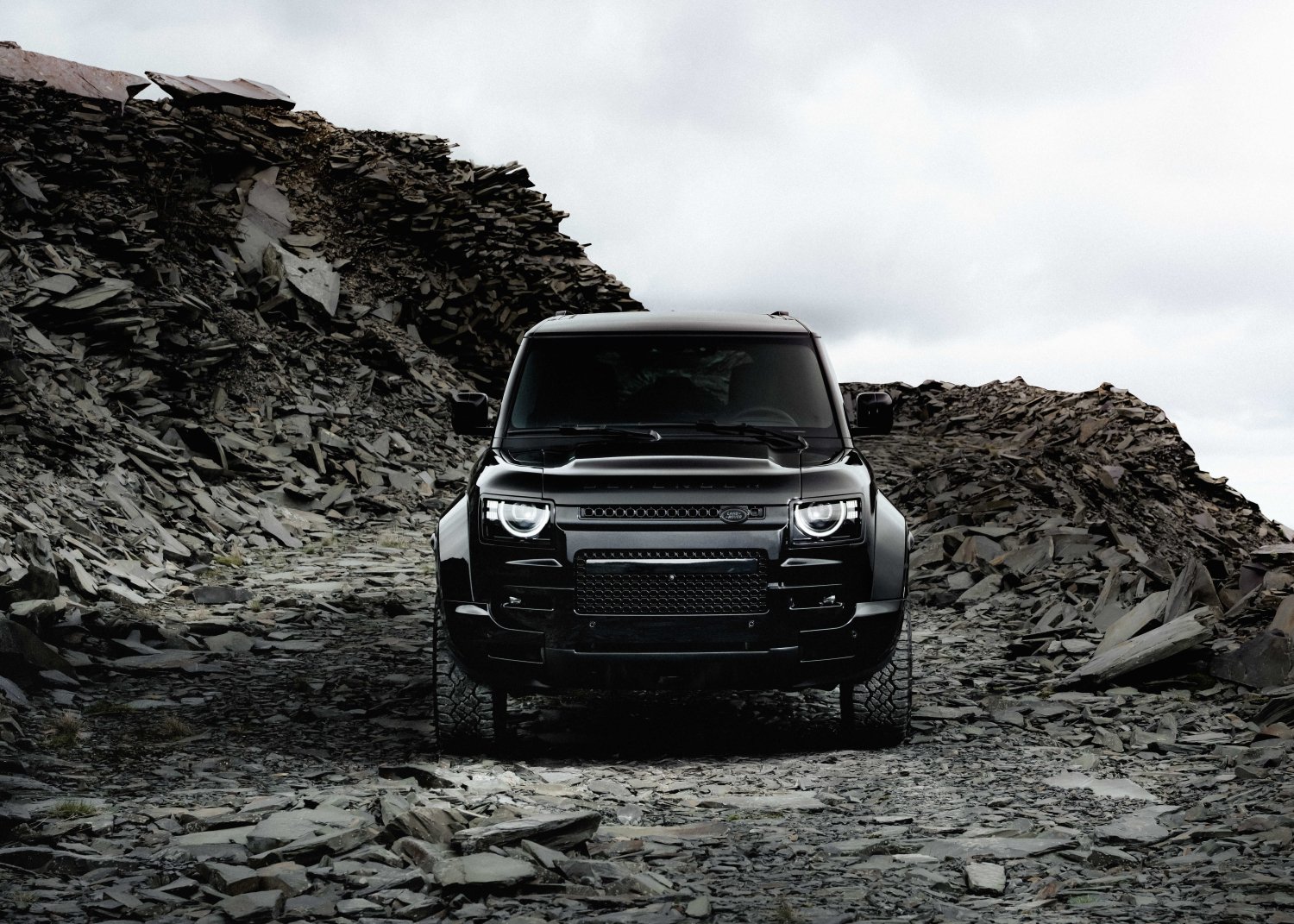 DEFENDER OCTA BLACK: THE TOUGH LUXURY 4X4 ROCK STAR